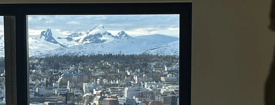 Panoramavilla i Tromsdalen – ferdig malt rom med utsikt over fjorden